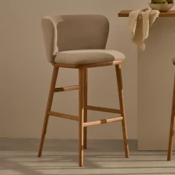 Online Kave Home Barkruk Ciselia Chenille en essenhout (zithoogte 75cm)