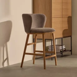 Kave Home Barkruk Ciselia Chenille en essenhout (zithoogte 65cm)