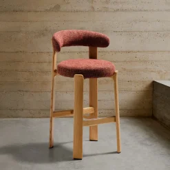 Outlet Kave Home Barkruk Granite Chenille en naturel essenhout (zithoogte 75cm)