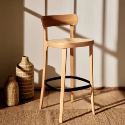 Kave Home Barkruk Romane Beukenhout en rotan (zithoogte 75cm)