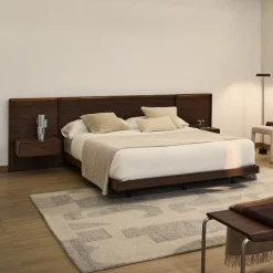 Discount Kave Home Bed Norlen Incl. hoofdbord met LED-verlichting en 2 nachtkastjes, Walnootfineer