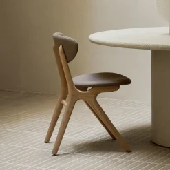 Ethnicraft Eetkamerstoel Eye Gevernist Eikenhout en stof, kleur Warm grey