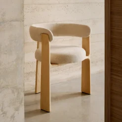 Kave Home Eetkamerstoel Granite Chenille en naturel essenhout