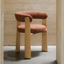 Kave Home Eetkamerstoel Granite Chenille en naturel essenhout