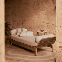 New Kave Home Ligstoel Catalina Acaciahout en touw, kleur Beige Lichtgrijs