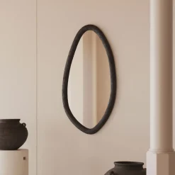 Outlet Kave Home Organische Spiegel Magrit Mungurhout, 110 x 60cm Zwart