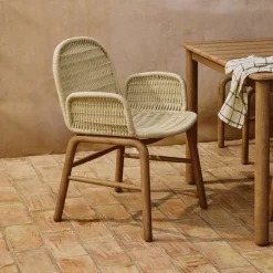 Outlet Kave Home Tuinstoel Alipa Met armleuning, Acaciahout en touw