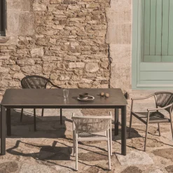 Outlet Kave Home Tuintafel Anafi Gesinterde steen, kleur Donkergrijs