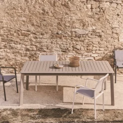 New Kave Home Uitschuifbare Tuintafel Izola kleur Taupe